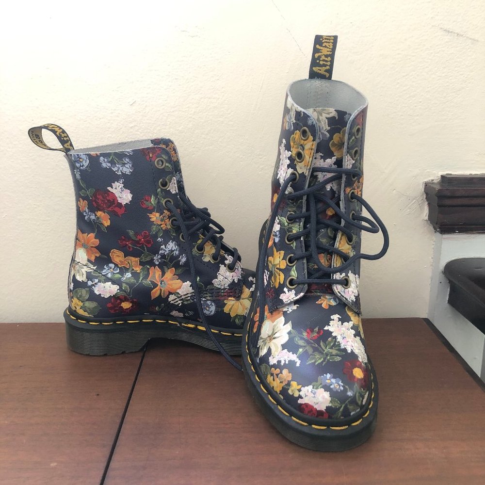 Dr. Marten 1460 Floral Darcy Pascal 8-Eye Boot (6)